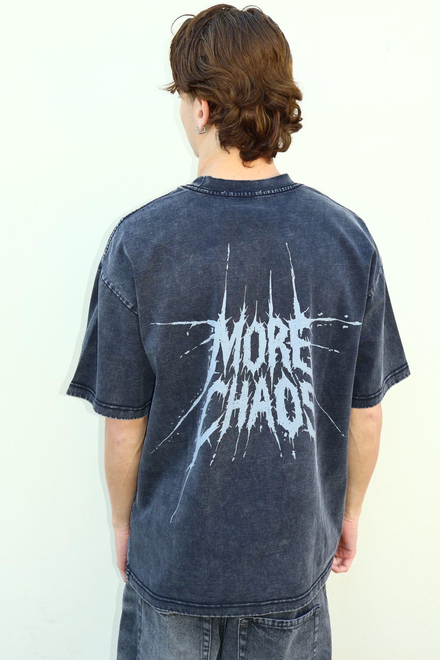 T-SHIRT "MORE CHAOS" L815157-02 NERO